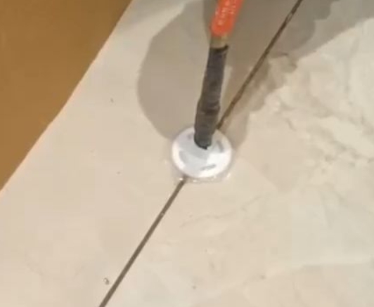 洪江瓷砖空鼓维修公司专业解答瓷砖在铺贴过程中，如果没有涂抹均匀到位的粘结材料（如水泥砂浆或瓷砖胶），可能会导致以下问题