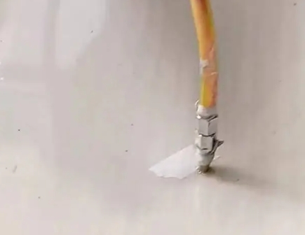 洪江瓷砖空鼓维修公司专业解答在瓷砖铺贴过程中，如果使用的砂料过粗（如全部使用了粗砂），可能会导致以下问题