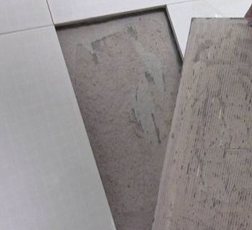 洪江瓷砖空鼓维修公司分享瓷砖铺贴时如果打浆（即涂抹在瓷砖背面和基层上的砂浆或瓷砖胶）过少，会带来以下问题